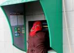 В Петербурге у пенсионера около банкомата похитили 100 тыс. рублей